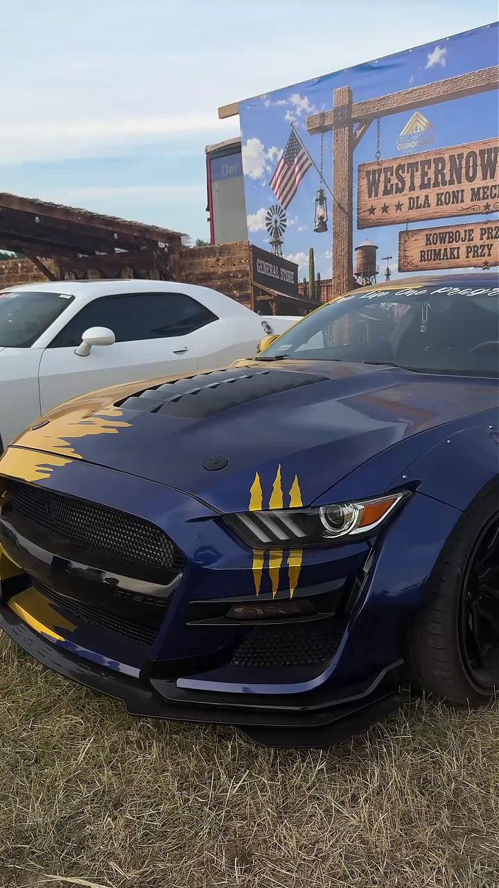 Sportowy samochód na wydarzeniu American Cars Mania