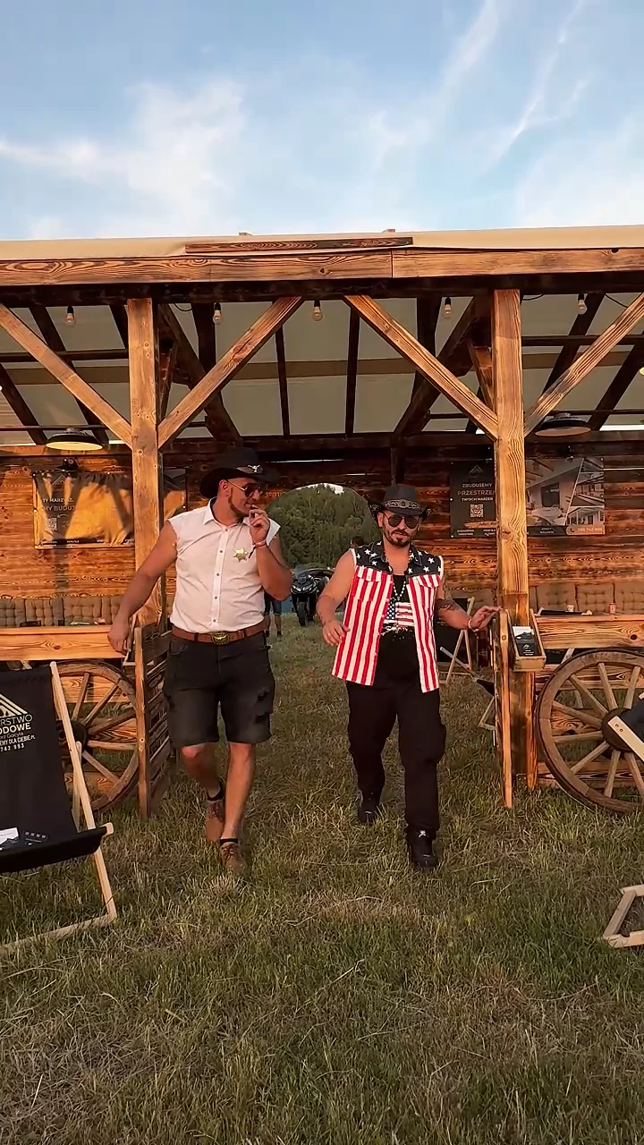 Uczestnicy wydarzenia American Cars Mania w westernowej scenerii