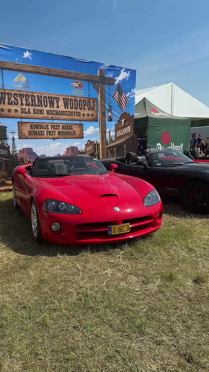 Czerwony samochód i zabudowa wydarzenia American Cars Mania